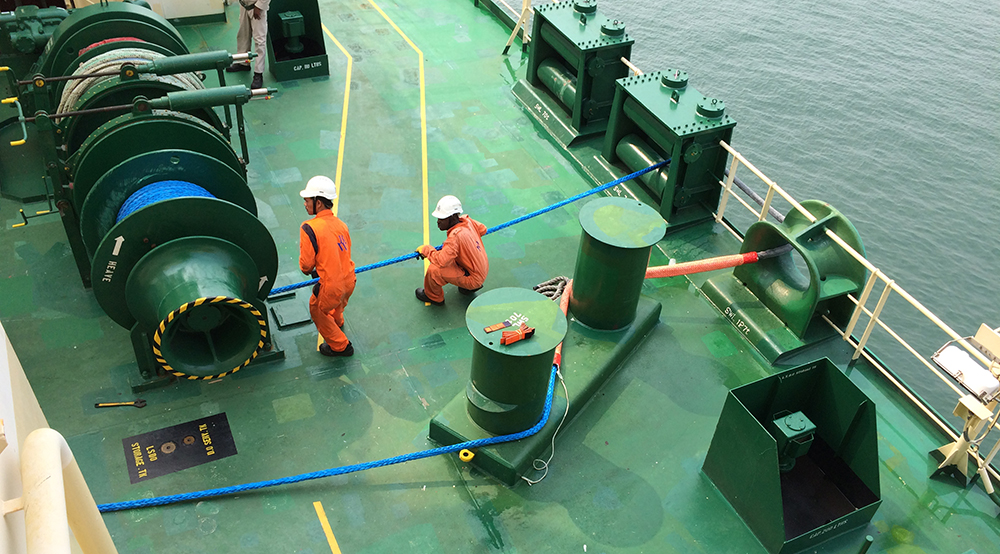 Back_tension_rope_on_mooring_ship