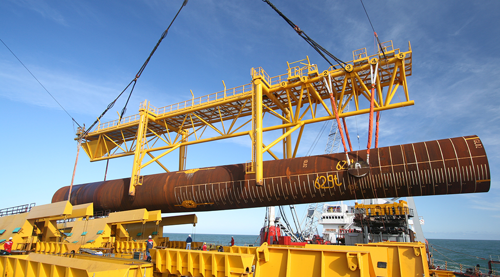 Offshore_Installation_being_lifted_by_Amsteel-Blue_Lifting_Slings
