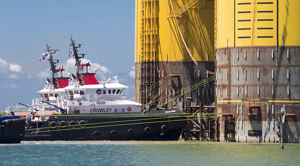 Crowley_Tugs_rigging_for_propulsion_during_inland_portion_of_Tow_Out